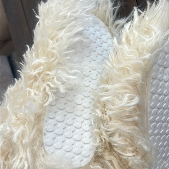 💕SKIMS Faux Fur Shaggy Boots Slippers💕 - Picture 6 of 10